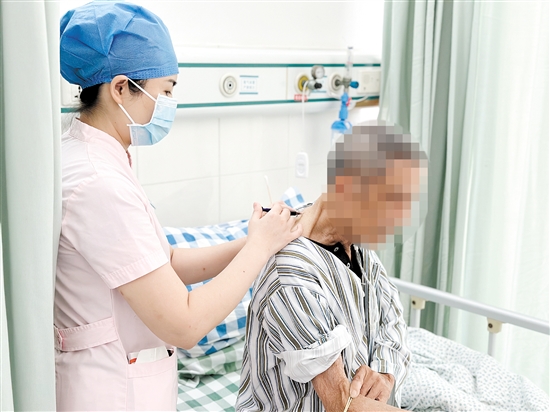 江門市五邑中醫(yī)院肺病科采用中西醫(yī)結(jié)合治療慢阻肺，圖為自體血穴位注射。