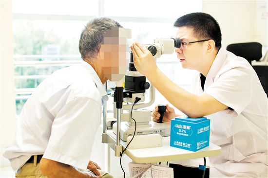 唐聰在為患者檢查眼睛。