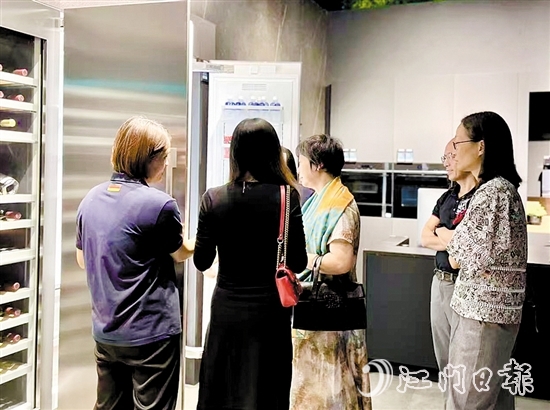 在“以舊換新”補(bǔ)貼的刺激帶動下，市民消費(fèi)熱情高漲。