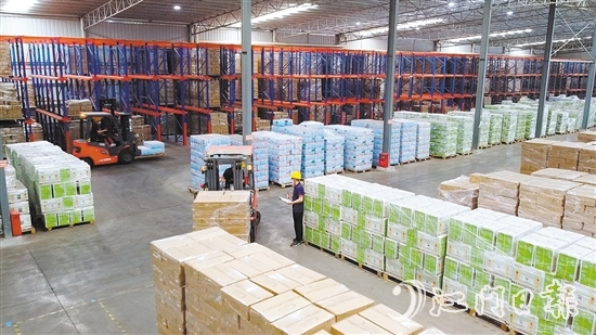 在維生聯(lián)塑的倉(cāng)儲(chǔ)車(chē)間，運(yùn)貨叉車(chē)往來(lái)穿梭，工作人員忙著盤(pán)點(diǎn)準(zhǔn)備運(yùn)往全國(guó)各地的產(chǎn)品。