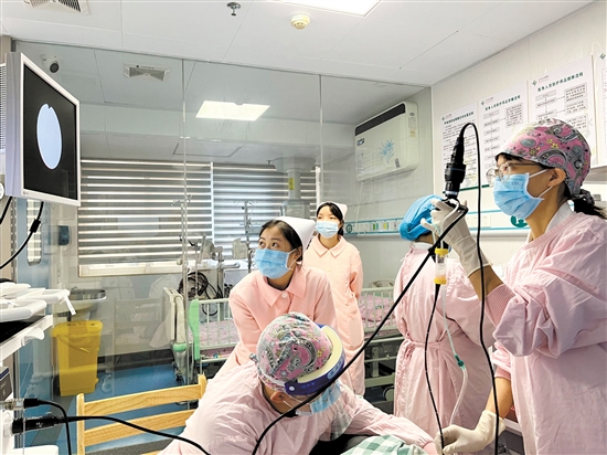 醫(yī)生為肺炎支原體感染患兒做支氣管鏡檢查。