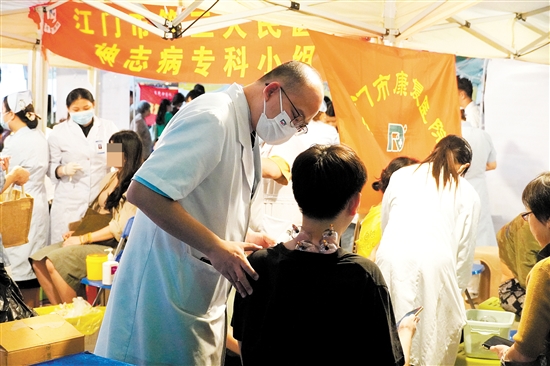 市民在夜市體驗中醫(yī)傳統(tǒng)療法。