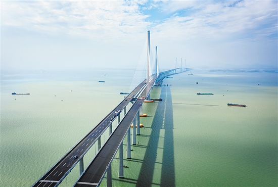 黃茅?？绾Ｍǖ榔鹩谥楹Ｊ懈邫诟蹍^(qū)，東連鶴港高速可直達港珠澳大橋，與高欄港高速、珠海機場高速、江珠高速相接，西經(jīng)崖門口跨黃茅海，穿越臺山廣海灣片區(qū)，連接西部沿海高速、新臺高速，可直達陽江、粵西腹地。