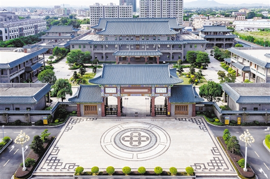 大江鎮(zhèn)是首個被中國家具協(xié)會授予“中國傳統(tǒng)家具專業(yè)鎮(zhèn)”稱號的鎮(zhèn)街，擁有傳統(tǒng)家具企業(yè)200多家，從業(yè)人員超5000名。