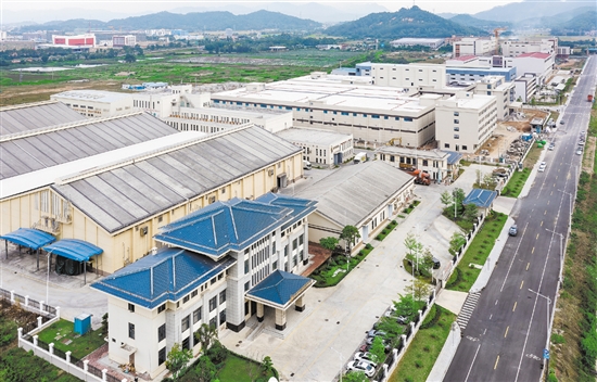 全省首個農(nóng)產(chǎn)品加工示范區(qū)廣東省農(nóng)產(chǎn)品加工示范區(qū)（江門臺山），其中斗山園區(qū)南部片區(qū)已引進18個項目17家優(yōu)質(zhì)企業(yè)，計劃總投資超30億元。大型臺山大米加工廠“國糧二期”及天業(yè)冷鏈物流項目已經(jīng)投產(chǎn)。