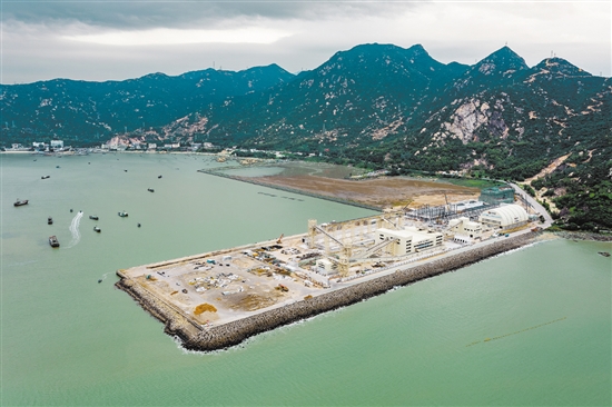 廣海灣港區(qū)布局銅鼓灣、魚塘灣、長沙灣三個作業(yè)區(qū)，年通過能力達1.85億噸。圖為魚塘灣作業(yè)區(qū)碼頭和物流中心建設(shè)正加快建設(shè)。