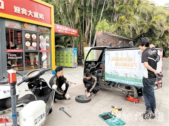 騎手小哥在新業(yè)態(tài)服務(wù)互助點就能完成電動車檢修。