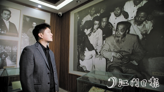 陳浩寧通過圖片了解陳垣先生的生平事跡、卓越成就。