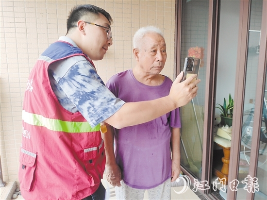老年人在志愿者幫助下與親人視頻通話。