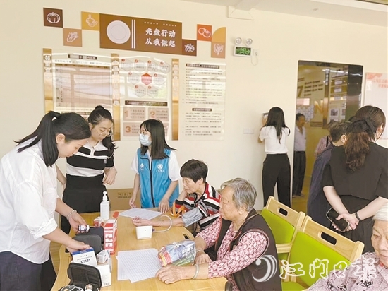 江南街道提供一站式養(yǎng)老服務(wù)，為老年人免費體檢。