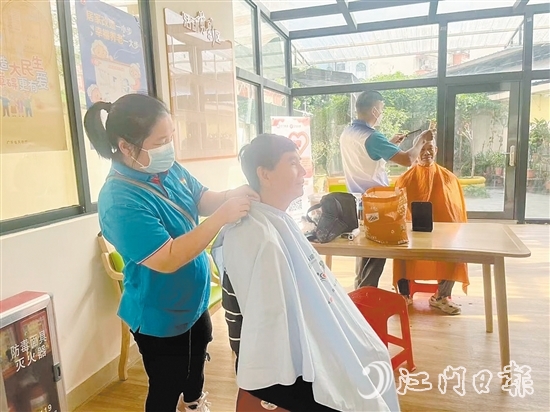 江南街道聯(lián)合社工機構(gòu)開展義剪活動。