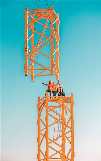 建設(shè)者小小身軀“指揮”大型鋼構(gòu)件。