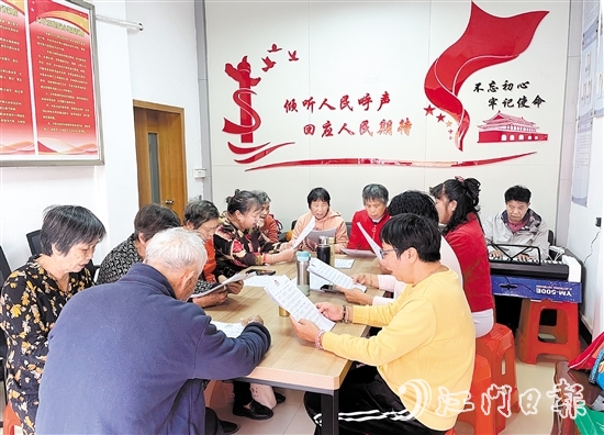 文昌沙社區(qū)居民在黨群服務中心開展“唱響鄰里好聲音”紅歌獻唱活動。