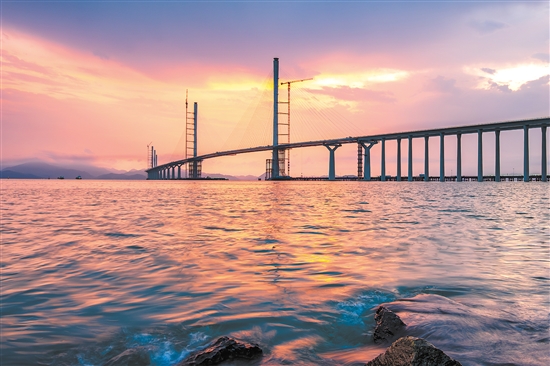 被落日晚霞染紅的黃茅?？绾Ｍǖ?。