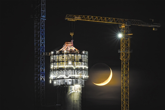 與月牙比“高”的海上索塔。