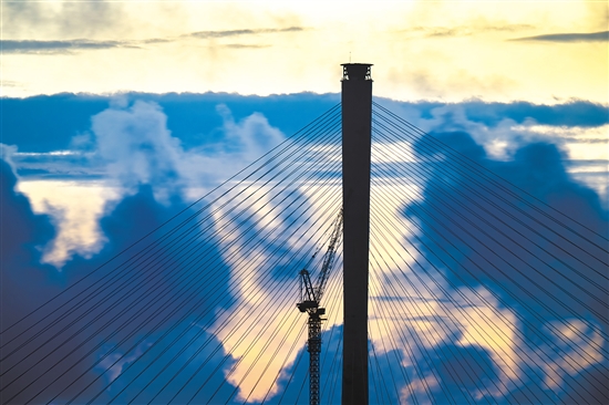 高聳入云的索塔劃破天際。