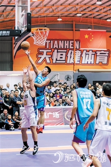 場上球員對抗激烈，場下觀眾看得目不轉(zhuǎn)睛。