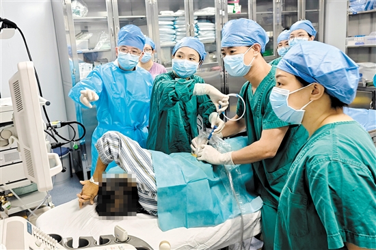 介入團(tuán)隊(duì)進(jìn)行PTCD術(shù)。