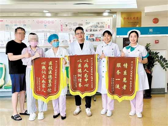 呂女士和丈夫送上錦旗表達(dá)感激之情。