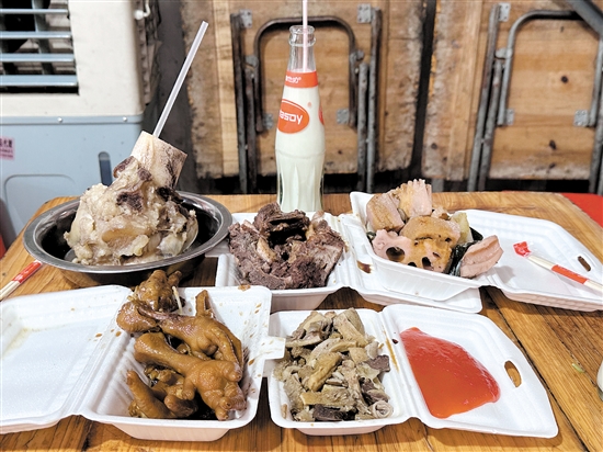 月山“三點三”小吃街的美食味道不錯。