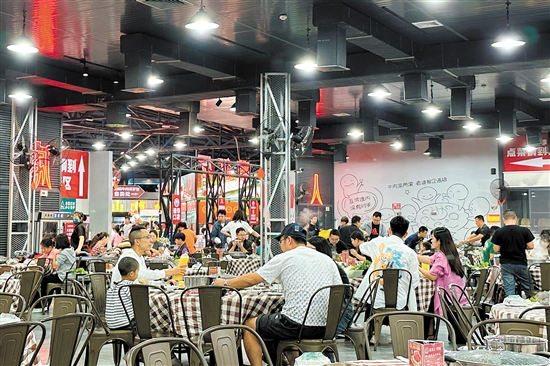 五洞牛肉吸引八方游客前來品嘗。