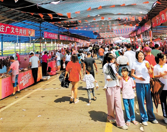 2024年水步傳統(tǒng)文化旅游嘉年華集美食、煙火、潮玩、文創(chuàng)、旅游等豐富元素于一體。