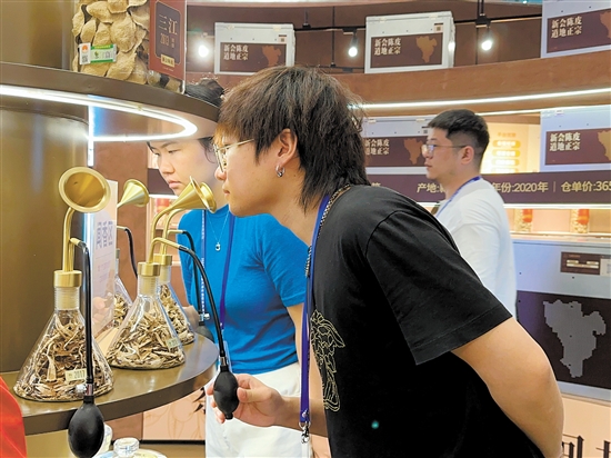 游客在新會(huì)陳皮村體驗(yàn)新會(huì)陳皮的醇香。