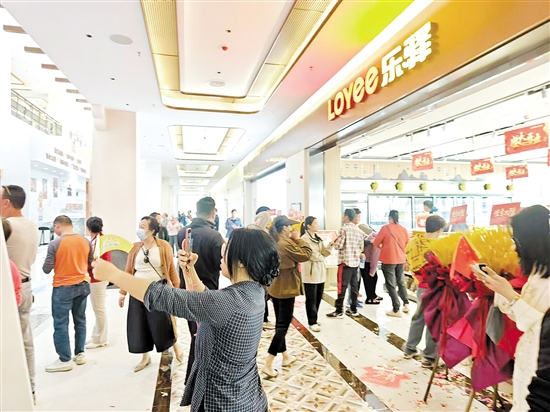 通車首日，黃茅海服務(wù)區(qū)吸引眾多游客打卡。郭永樂