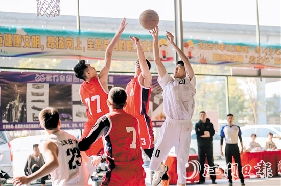 球員在賽事收官戰(zhàn)中拼盡全力、賽出風(fēng)采。