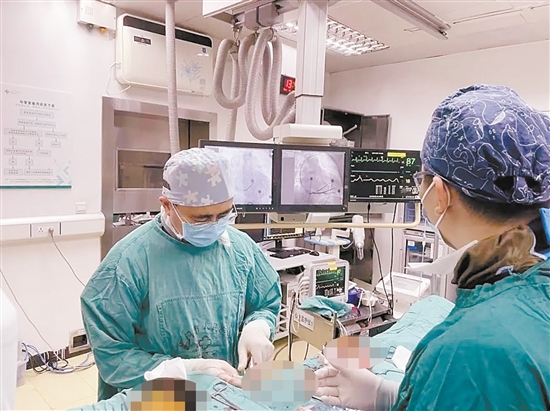 醫(yī)生為患者實(shí)施介入手術(shù)。