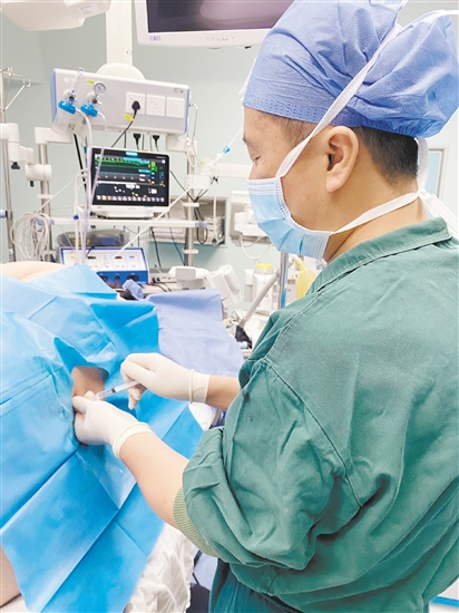 醫(yī)生為孕婦進行麻醉。