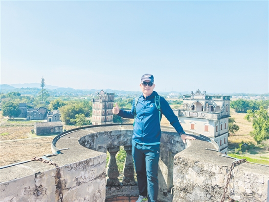 來自福建泉州的林先生跑完江門馬拉松賽后，到江門開平自力村碉樓群游玩。