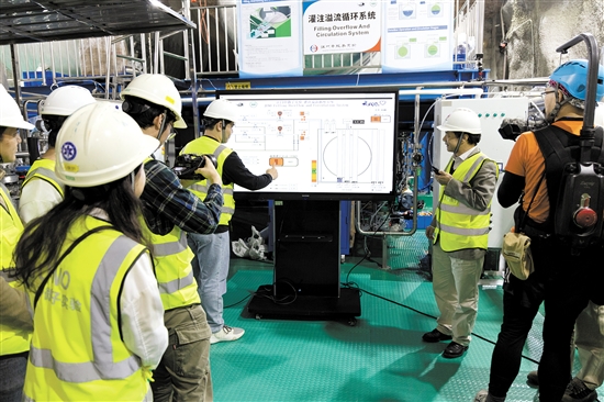 12月18日，江門中微子實驗項目經(jīng)理王貽芳院士（右二）和科研人員一起啟動液體灌注。