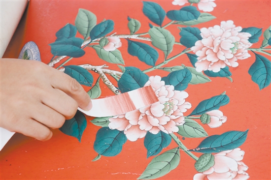 調(diào)色師在比對顏色，差一點都不行。