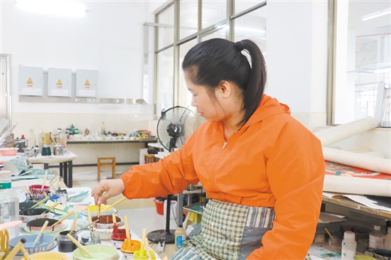 為達到最佳效果，調(diào)配一個顏色通常要2個小時。