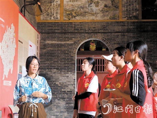 “行走中的黨課”讓學(xué)習形式“活”起來、“動”起來、“熱”起來。圖為黨員到南村村參觀學(xué)習。