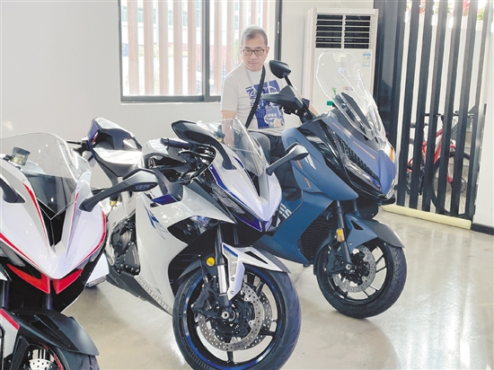 江門的摩托車作品備受評委關(guān)注。