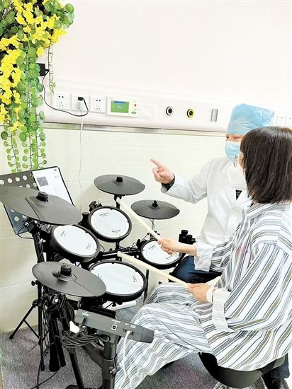 通過(guò)樂(lè)器互動(dòng)增進(jìn)患者與醫(yī)護(hù)人員的溝通，幫助患者釋放情緒。