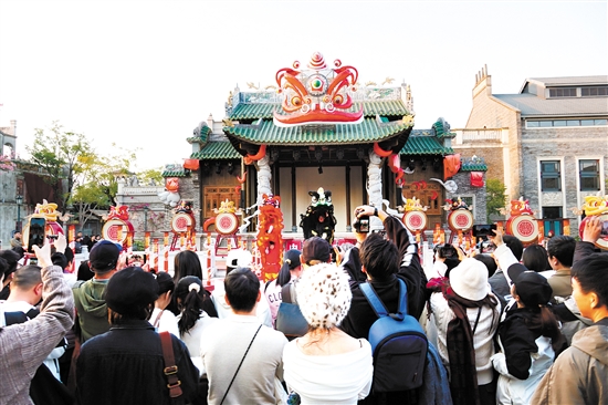 江門精彩的民俗演出吸引眾多游客。