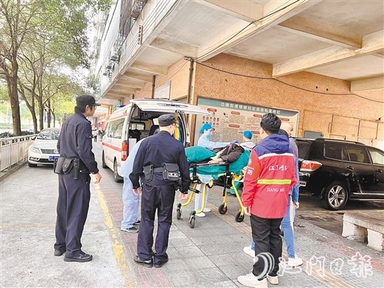 網(wǎng)格員協(xié)助醫(yī)護(hù)人員救助突發(fā)意外的老人。