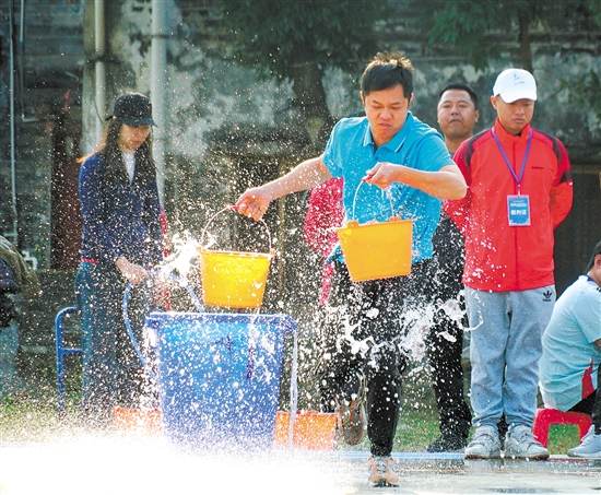 男子抗旱保苗比賽最激烈，選手提著水桶向前沖，既要快，還要穩(wěn)。