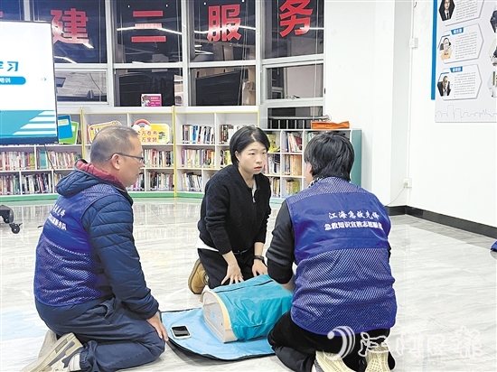 志愿者們利用模擬人進(jìn)行現(xiàn)場(chǎng)演示，并指導(dǎo)居民進(jìn)行實(shí)操訓(xùn)練。