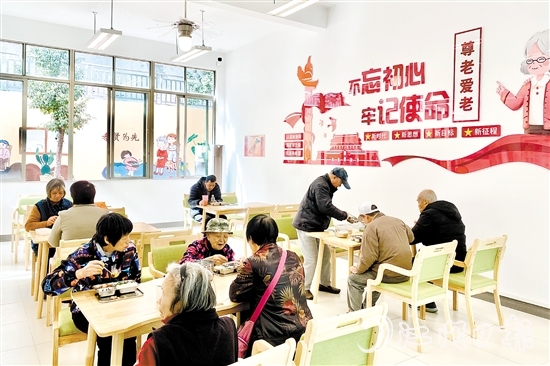 長者在甘化社區(qū)居家養(yǎng)老服務(wù)站就餐。