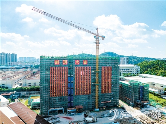 群星智能制造產(chǎn)業(yè)園2號廠房主體結(jié)構(gòu)實現(xiàn)封頂。