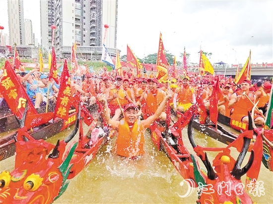 棠下端午龍舟會現(xiàn)場熱鬧非凡。