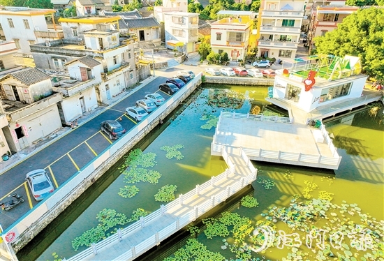 上巷村扎實推進(jìn)綠美生態(tài)建設(shè)。圖為水上書吧。