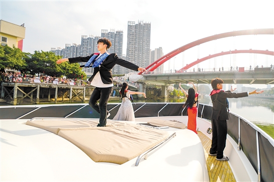 活動(dòng)現(xiàn)場(chǎng)，一艘游艇出現(xiàn)在江門河上，飄出悠揚(yáng)的歌聲，船上的演員身著禮服載歌載舞。郭永樂