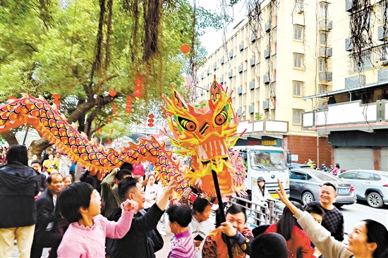 金龍表演受到市民熱捧。