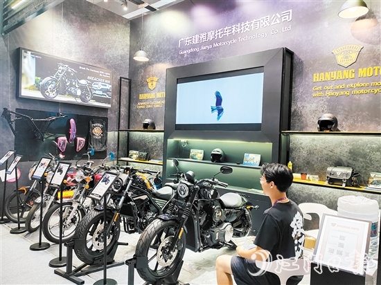 蓬江區(qū)摩托車企業(yè)積極往外拓展市場(chǎng)、尋找出路。圖為第136屆廣交會(huì)上的建雅摩托展位。