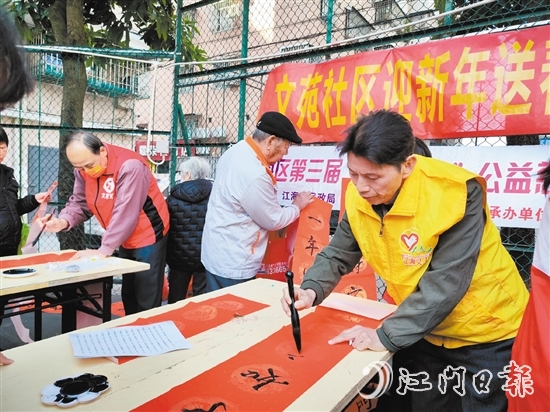 志愿者在攤位上揮毫潑墨。